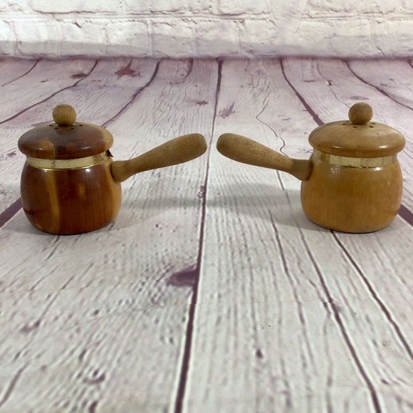 Vintage Wood Souvenir International Village Gettysburg, PA Salt and Pepper Pair - Picture 3 of 7